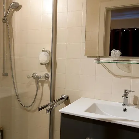 Aux Deux Clefs Hotel