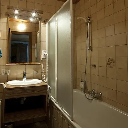 Aux Deux Clefs Hotel 3*